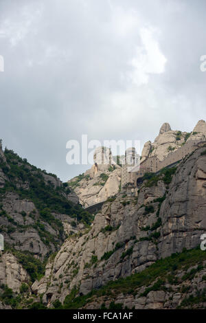 Direkt unterhalb der Abtei von Santa Maria de Montserrat von der Talstation der Seilbahn Aeri de Montserrat in Llobregat R Stockfoto