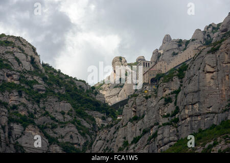 Direkt unterhalb der Abtei von Santa Maria de Montserrat von der Talstation der Seilbahn Aeri de Montserrat in Llobregat R Stockfoto