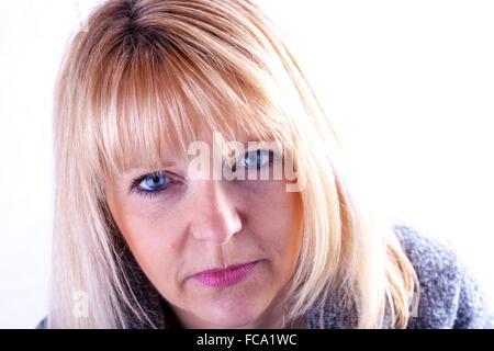Blonde Haare, blaue Augen Augen Frau Frauenporträt Ausschnitt ausschneiden isolierten weißen Hintergrund Textfreiraum Stockfoto