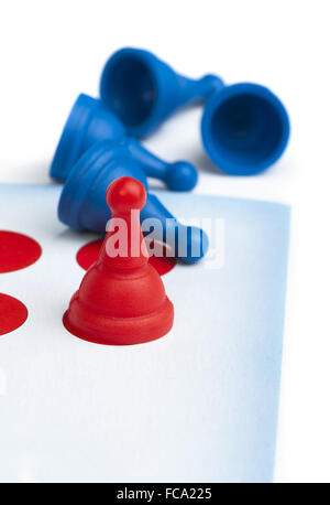 Rote und blaue Spiel Bauern weiß isoliert Stockfoto