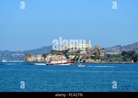 Blick auf Alcatraz Insel von Pier 41, Fishermans Wharf, San Francisco, Kalifornien, USA Stockfoto