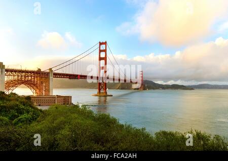 Die berühmten San Francisco Golden Gate Bridge in Kalifornien, Vereinigte Staaten von Amerika. Blick auf Fort Point, die Bucht, Surfer und Stockfoto