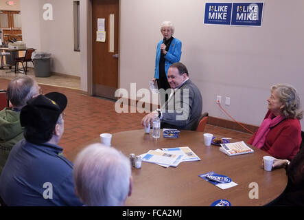 Sioux City, IOWA, USA. 21. Januar 2016. Republikanische Präsidentschaftskandidat ehemaliges Gouverneur MIKE HUCKABEE (R -AK), sitzen Zentrum, lächelt, als er vom Elk Point, South Dakota Bürgermeister ISABEL TROBAUGH eingeführt wird, wie er in der Mitte des Siouxland für aktiven Generationen in Sioux City, Iowa, Mittwoch, 21. Januar 2015 Kampagnen. Huckabee sagte Sozialversicherung zahlungsfähig bleiben wird, wie die Wirtschaft wächst, und diejenigen, die sagen, das gesammelte Geld gehört zu denjenigen, die arbeitete Renteneintrittsalter erhöhen widerspricht. Bildnachweis: Jerry Mennenga/ZUMA Draht/Alamy Live-Nachrichten Stockfoto