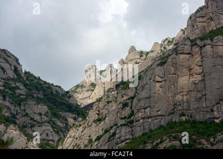 Direkt unterhalb der Abtei von Santa Maria de Montserrat von der Talstation der Seilbahn Aeri de Montserrat in Llobregat R Stockfoto