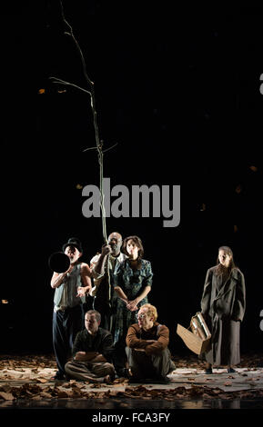 Hamburg, Deutschland. 21. Januar 2016. Schauspieler (l-R) Bert Luppes (Jim Casy), Kristof Van Boven (Tom Joad), Nick Monu (Pa Joad), Marina Galic (Ma Joad), Rafael Stachowiak (Uncle John) und Maria Shulga (Rose) auf der Bühne während einer Foto-Probe für Fruechte des Zorns (The Grapes of Wrath) am Thalia Theater in Hamburg, Deutschland, 21. Januar 2016. Die Produktion von Luc Perceval, basierend auf dem Buch von John Steinbeck, Premieren am Thalia Theater am 23. Januar 2016. Foto: CHRISTIAN CHARISIUS/DPA/Alamy Live-Nachrichten Stockfoto