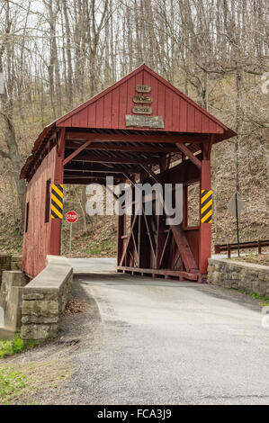 Die Henry bedeckte Brücke entstand 1841 mit einem Queenpost Design.  Es kreuzt Mingo Creek in Washington County, Pennsylvania, USA Stockfoto