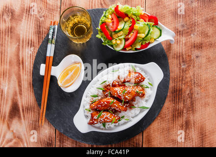 Teriyaki-Huhn mit Reis und Salat Stockfoto