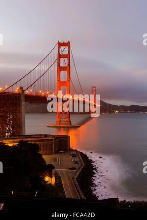 Die berühmten San Francisco Golden Gate Bridge in Kalifornien, Vereinigte Staaten von Amerika. Eine Langzeitbelichtung von Fort Point, die Bucht und Stockfoto