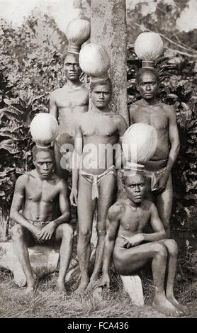 Einleitung auf Bougainville Insel, Papua-Neu-Guinea, Melanesien, wie auf einer Fotografie des 19. Jahrhunderts gezeigt.  Vier oder fünf Jugendlichen wurden ausgewählt und eine Hütte zu verschiedenen Formen von Arbeit zu tun, lernen die Stammes-Regeln berücksichtigt und immer neugierig Hüte, die im Bild gezeigte tragen musste.  Wenn ihr Haar den Hut gefüllt war die Zeit der Abgeschiedenheit über. Stockfoto