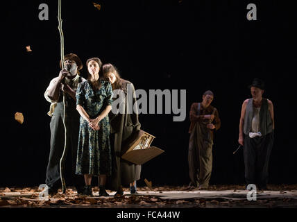 Hamburg, Deutschland. 21. Januar 2016. Schauspieler (l-R) Nick Monu (Vater Joad), Marina Galic (Mutter Joad), Maria Shulga (Rose), Rafael Stachowiak (Onkel Joan) und Bert Luppes (Jim Casy) auf der Bühne während einer Foto-Probe für Fruechte des Zorns (The Grapes of Wrath) am Thalia Theater in Hamburg, Deutschland, 21. Januar 2016. Die Produktion von Luc Perceval, basierend auf dem Buch von John Steinbeck, Premieren am Thalia Theater am 23. Januar 2016. Foto: CHRISTIAN CHARISIUS/DPA/Alamy Live-Nachrichten Stockfoto