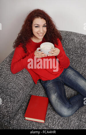 Mädchen trinken eine große Tasse Kaffee Stockfoto