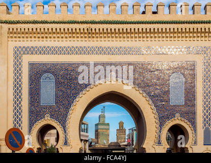 Bab Bou Jeloud. Das blaue Tor ist ein Tor zur alten Medina von Fes El Bali. Fez, Marokko. Nordafrika. Stockfoto