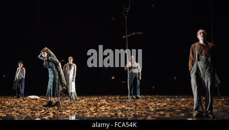 Hamburg, Deutschland. 21. Januar 2016. Schauspieler (l-R) Bert Luppes (Jim Casy), Marina Galic (Ma Joad), Maria Shulga (Rose), Nick Monu (Pa Joad) und Rafael Stachowiak (Uncle John) auf der Bühne während einer Foto-Probe für Fruechte des Zorns (The Grapes of Wrath) am Thalia Theater in Hamburg, Deutschland, 21. Januar 2016. Die Produktion von Luc Perceval, basierend auf dem Buch von John Steinbeck, Premieren am Thalia Theater am 23. Januar 2016. Foto: CHRISTIAN CHARISIUS/DPA/Alamy Live-Nachrichten Stockfoto