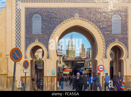 Bab Bou Jeloud. Das blaue Tor ist ein Tor zur alten Medina von Fes El Bali. Fez, Marokko. Nordafrika. Stockfoto