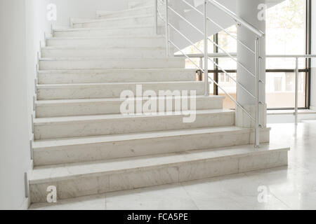 Innere eines Gebäudes mit weißen Wänden Stockfoto