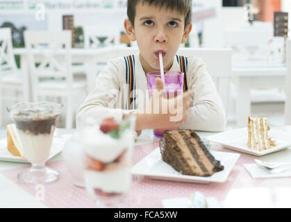 Kind trinken Limonade Stockfoto