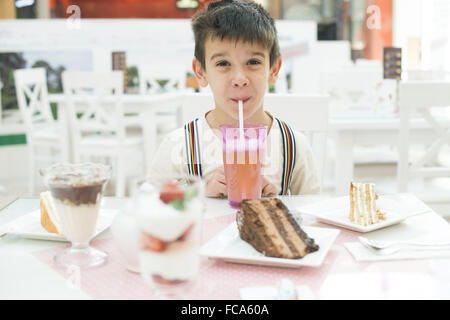 Kind trinken Limonade Stockfoto