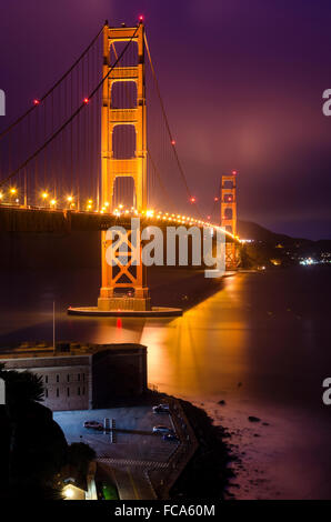 Die berühmten San Francisco Golden Gate Bridge in Kalifornien, Vereinigte Staaten von Amerika. Eine Langzeitbelichtung von Fort Point, die Bucht und Stockfoto