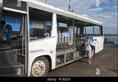 Der Shuttle Bus zwischen trat Flughafen und centerpoint Fährhafen für Koh Chang, Thailand, Asien. Stockfoto