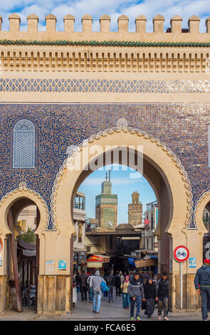 Bab Bou Jeloud. Das blaue Tor ist ein Tor zur alten Medina von Fes El Bali. Fez, Marokko. Nordafrika. Stockfoto