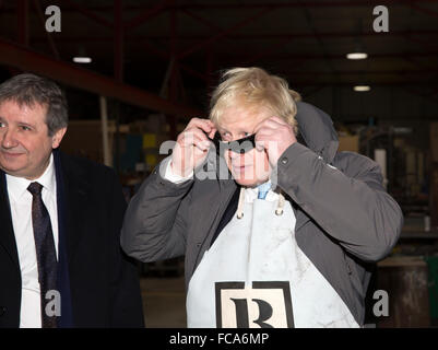 Edmonton, UK, 21. Januar 2016, Londoner Bürgermeister Boris Johnson, nimmt seine Schutzbrille ab, da er Runde Londons größte offene Werkstatt gezeigt wird, wie er neue £20 m Regeneration Spaß Credit kündigt: Keith Larby/Alamy Live News Stockfoto