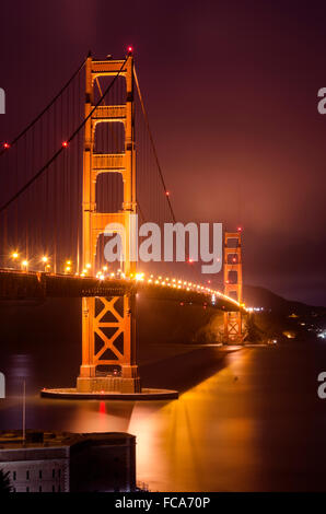 Die berühmten San Francisco Golden Gate Bridge in Kalifornien, Vereinigte Staaten von Amerika. Eine Langzeitbelichtung von Fort Point, die Bucht und Stockfoto