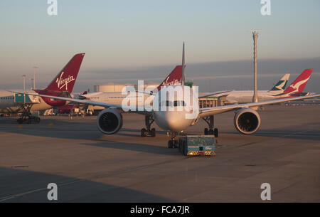 Passagierjet verschoben wird, mit einem Flugzeugschlepper am Heathrow London UK Stockfoto