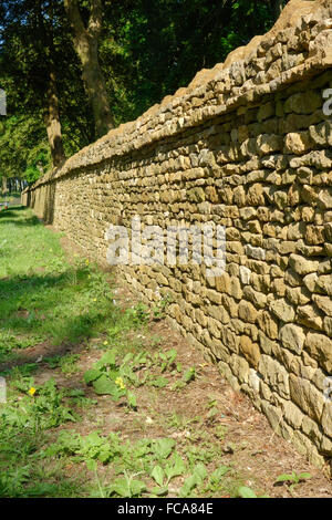 Cotswold, große Tew, Oxfordshire, England trocknen Steinmauer. Stockfoto