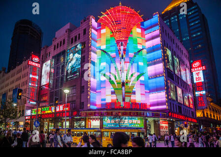 China, Shanghai, Sendnes Shopping Center in belebten Nanjing Road Fußgängerzone, eine der belebtesten Einkaufsstraßen der Welt. Stockfoto