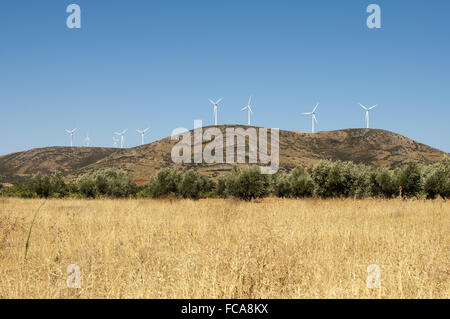 Windgeneratoren auf dem Gipfel des Berges Stockfoto