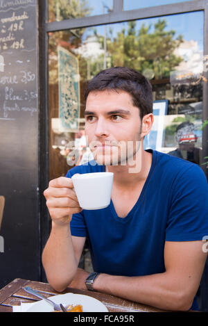 Ein Mann in einem französischen Café frühstücken genannt Cup of Tea, ein Café und Buchladen befindet sich im Stadtteil Panier von Marseille. Stockfoto