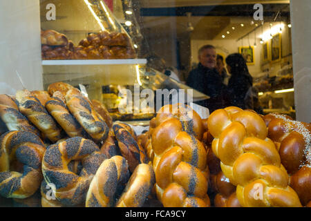 Jüdische Bäckerei Schaufenster, mit Brote in das jüdische Viertel, Rue des Rosiers, Marais, Paris, Frankreich. Stockfoto