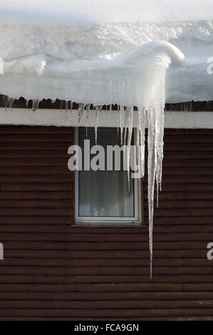 Eiszapfen am Fenster Stockfoto