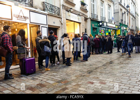 Linie, die Schlange der wartenden am L'As du Fallafel, koscher Middle Eastern Restaurant, Jüdisches Viertel, Le Marais, Paris, Frankreich. Stockfoto