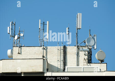 GSM-Sender auf dem Dach Stockfoto