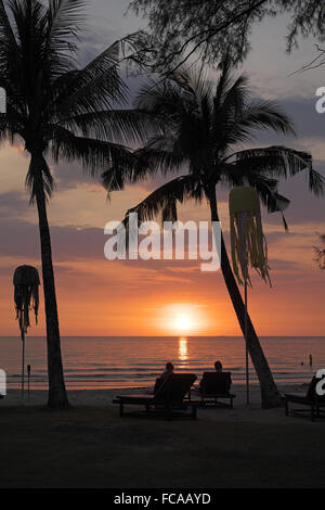 Sonnenuntergang über dem Golf von Thailand aus Klong Pao gesehen, Koh Chang, Thailand, Asien. Stockfoto