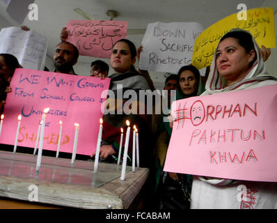 Peshawar. 21. Januar 2016. Pakistanische Menschen protestieren gegen den militanten Angriff auf Bacha Khan University in Nordwest-Pakistan Peshawar am 21. Januar 2016. Beamte sagten, dass die Zahl der Todesopfer durch den tödlichen Angriff auf Bacha Khan University in Charsadda Bezirk 21 erreicht hat. Bildnachweis: Ahmad Sidique/Xinhua/Alamy Live-Nachrichten Stockfoto