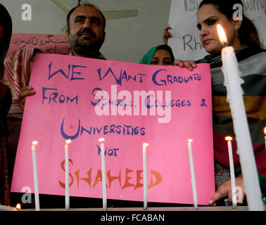 Peshawar. 21. Januar 2016. Pakistanische Menschen protestieren gegen den militanten Angriff auf Bacha Khan University in Nordwest-Pakistan Peshawar am 21. Januar 2016. Beamte sagten, dass die Zahl der Todesopfer durch den tödlichen Angriff auf Bacha Khan University in Charsadda Bezirk 21 erreicht hat. Bildnachweis: Ahmad Sidique/Xinhua/Alamy Live-Nachrichten Stockfoto