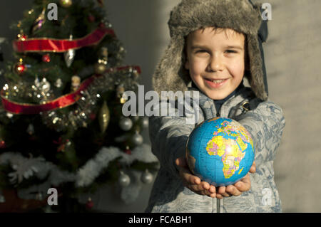 Kind, geben als Geschenk die Welt Stockfoto