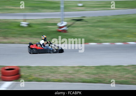 Junge Auto auf Kartbahn Stockfoto