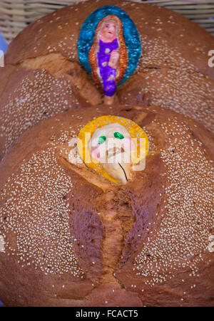 Traditionelle mexikanische Brot genannt Brot der Toten (Pan de Muerto) während der Tag der Toten Festlichkeiten in Mexiko gegessen. Stockfoto