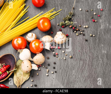 Italienisches Essen Zutaten mit Nudeln, Gewürzen, Tomaten und Champignons Stockfoto