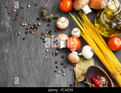 Italienisches Essen Zutaten mit Nudeln, Gewürzen, Tomaten, Olivenöl, Pilze Stockfoto