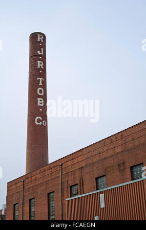 Schornstein und Gebäude im Kraftwerk Reynolds Tobacco Bailey. Winston Salem, NC Stockfoto