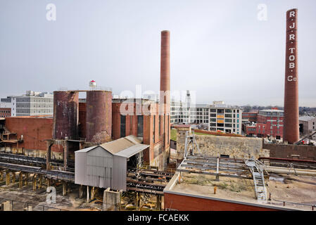 Schornstein und Gebäude im Kraftwerk Reynolds Tobacco Bailey. Winston Salem, NC Stockfoto