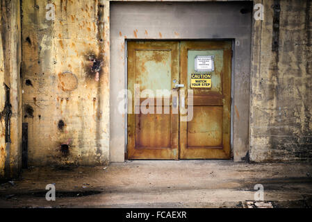 alte Metall knuspriges Industrietore im Kraftwerk Reynolds Tobacco Bailey. Winston Salem, NC Stockfoto