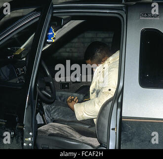 Washington, DC., 15. April 1989 Opfer von Waffengewalt. Ein junger Mann liegt tot auf dem Beifahrersitz eines SUV nachdem er mehrere Male im Nahbereich (Hinweis Pulver brennt auf Mantel) erschossen. Eine Rekordzahl von Morden, die in Washington DC stattgefunden. im Jahr 1989. Durch den Riss Bandenkriege. Bildnachweis: Mark Reinstein Stockfoto