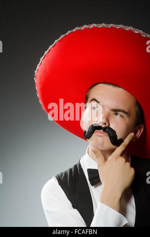 Person trägt Sombrero-Hut in lustige Konzept Stockfoto