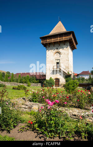 Mittelalterliche Stein Turm am Kloster in Bukowina (Unesco Weltkulturerbe) Stockfoto