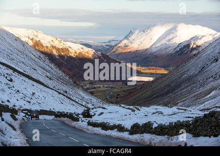 Ein Auto absteigend Kirkstone Pass in Richtung Ullswater im Lake District, UK. Stockfoto